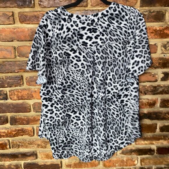 Torrid Gray Leopard Grey Harper Studio Crepe Flutter Blouse Women's Size 2/2X - Picture 9 of 9